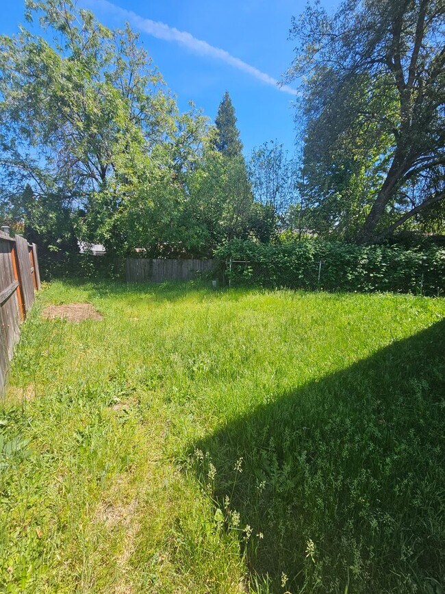Building Photo - 3 Bedroom Home Near Schools!