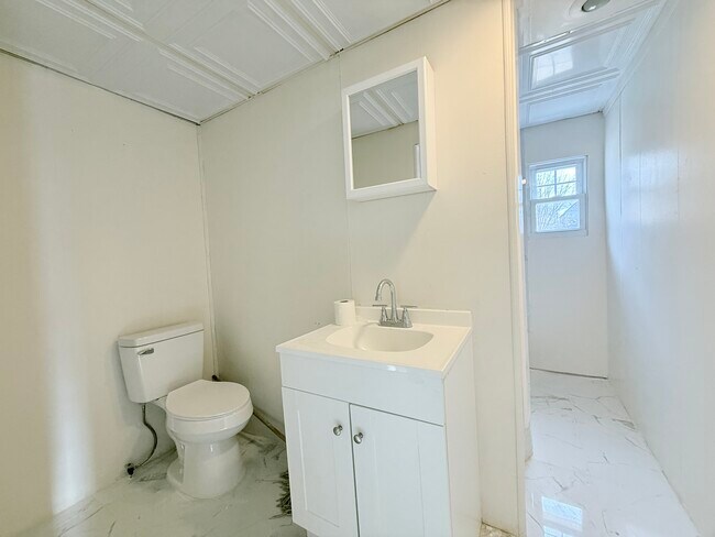 Building Photo - 210 Center Ave