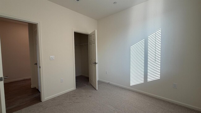 Building Photo - 2153 N Renn Ave