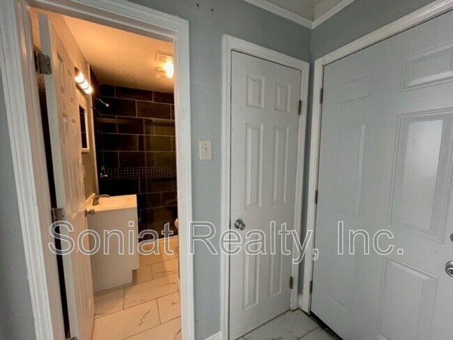 Building Photo - 2607 Columbus St