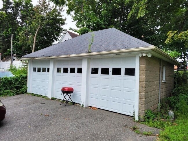 Building Photo - 352 Chandler St