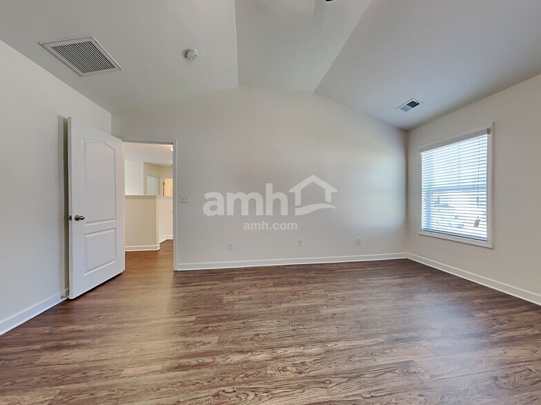 Building Photo - 532 Lateleaf Dr