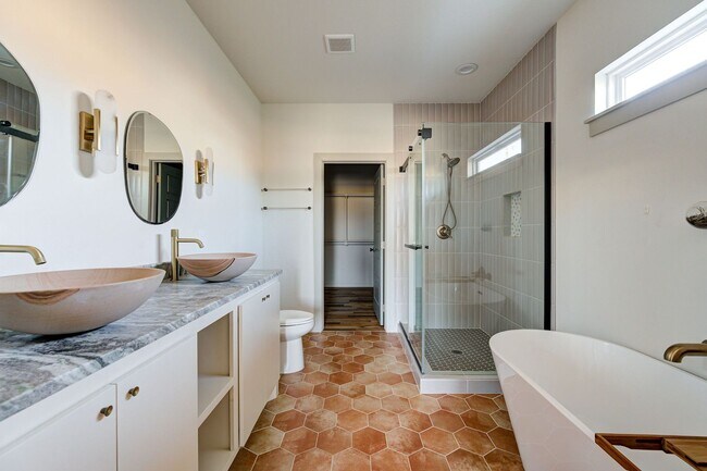 Building Photo - Unique home in OKC