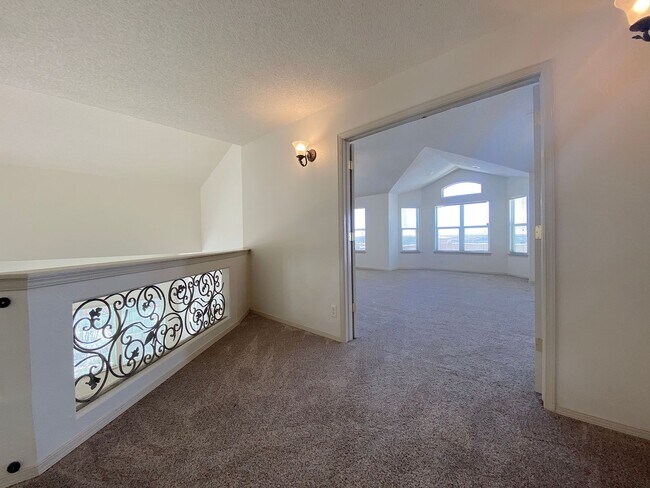 Building Photo - West El Paso LARGE 4bed/3.5bath 3 Car Garage Home-VIEWS!