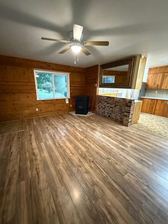 Building Photo - Newly Updated! 3 Bed/2 Bath House on a Lar...