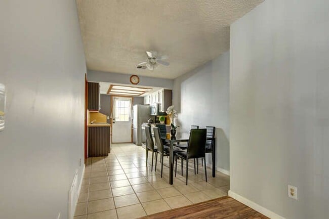 Building Photo - Great little modern and super clean home i...