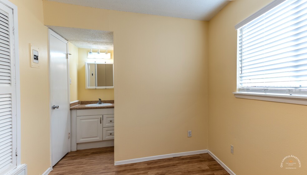 Bedroom with bathroom - Monticello Apartments Hyde Park