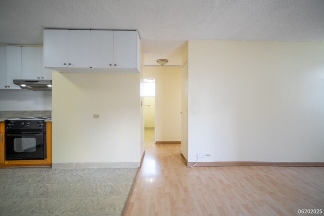 Building Photo - $2400 / 2 BD, 1 BA, 1 parking Condo in Hon...