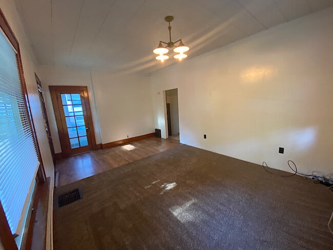 Building Photo - 714 N Van Buren St