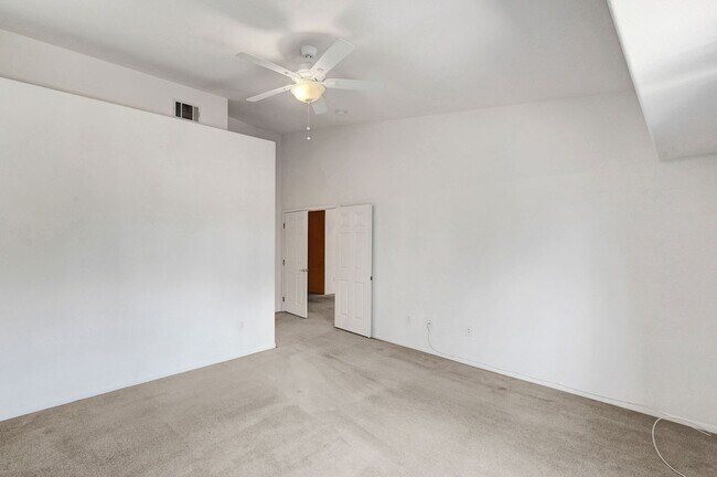 Building Photo - Great 2 bedroom 2 bathroom condo in gated community in Summerlin!