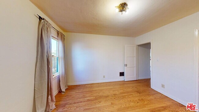 Building Photo - 842 E Walnut Ave