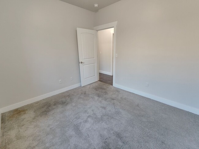 Building Photo - Charming 3-Bed, 2-Bath Condo - Two Weeks F...