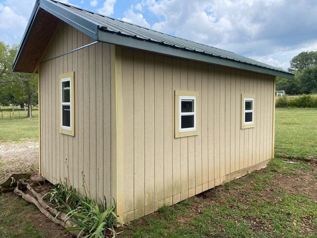 Building Photo - 3 Bedroom 1 Bathroom home. Available NOW!