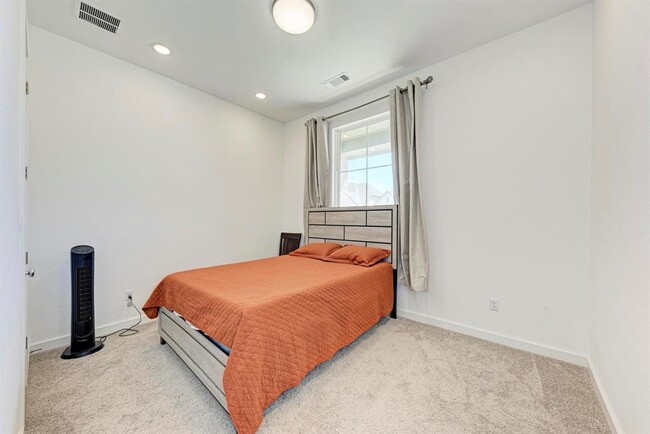Building Photo - 1405 Golden Celebration Bend