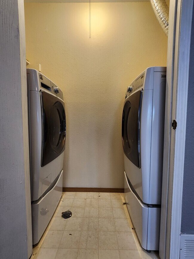Building Photo - Wonderful townhome unit in Arvada! MOVE IN READY!!