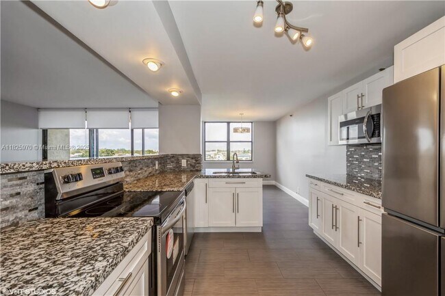 Building Photo - 105 Lake Emerald Dr