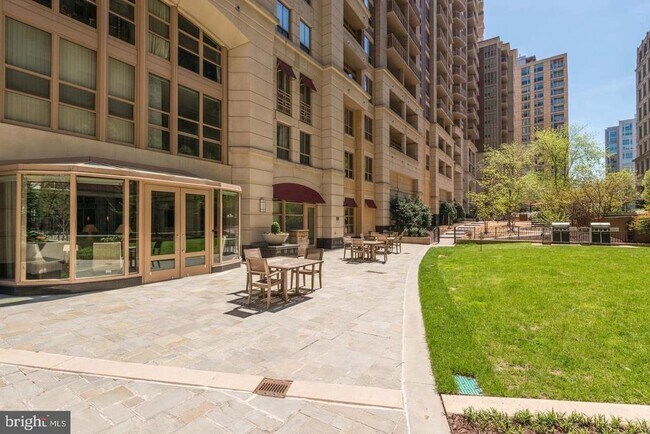 Building Photo - 888 N Quincy St