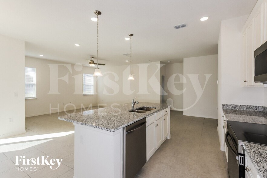 Building Photo - 422 Reina Wy