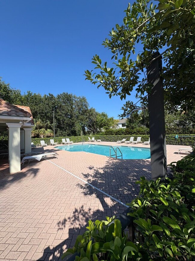 Building Photo - 3/2/1 Townhome in River Glen!  More Pics C...