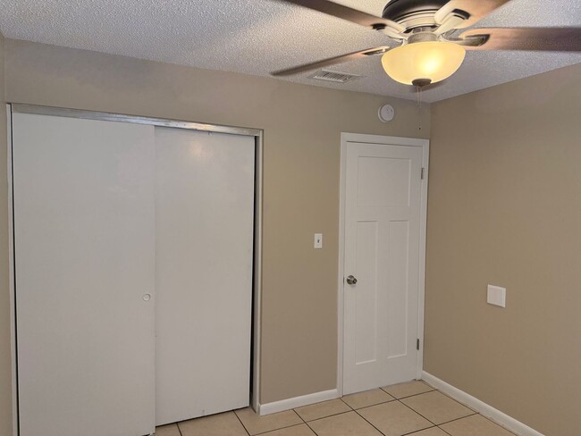 Building Photo - Leesburg Duplex