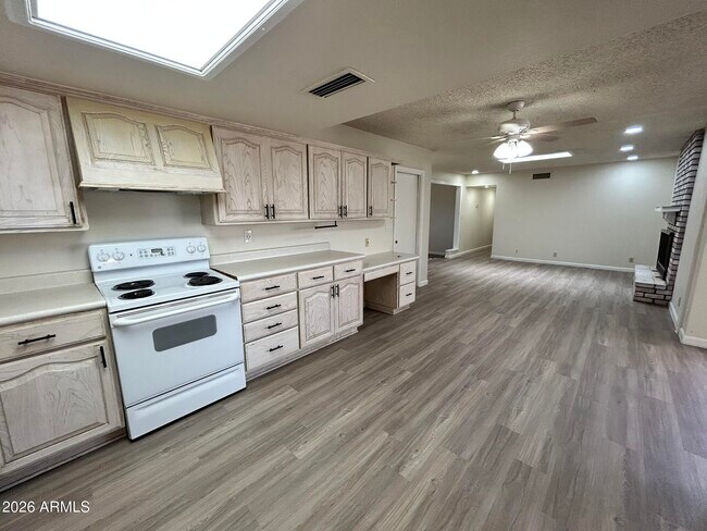 Building Photo - 711 N Oracle Cir