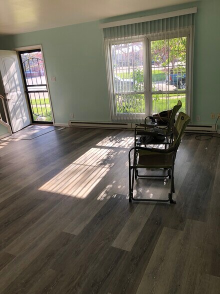 Living room - 4909 Mount Vernon Dr