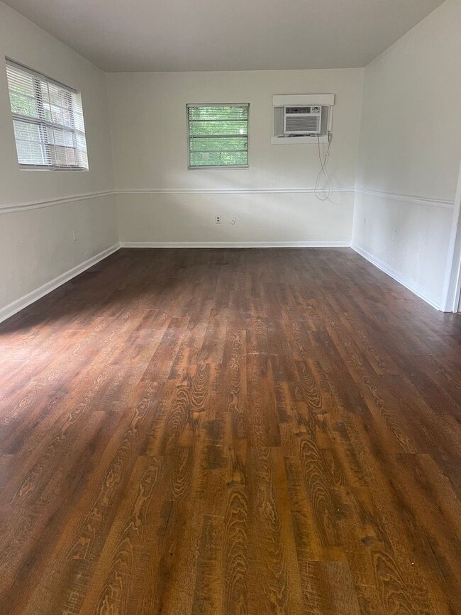 Building Photo - One bedroom, 1 bath Apartment on Airport Drive!
