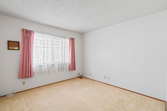 Building Photo - Charming and Immaculate Home for Rent in S...