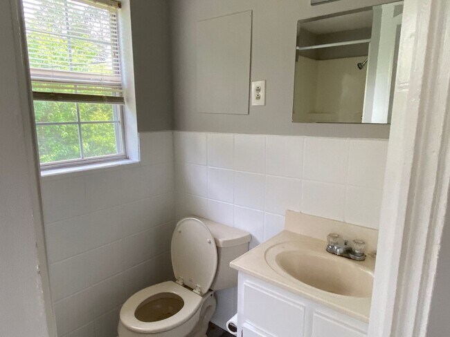 Building Photo - 2 Bedrooms, 1 Bathroom - Centre, AL Apartment