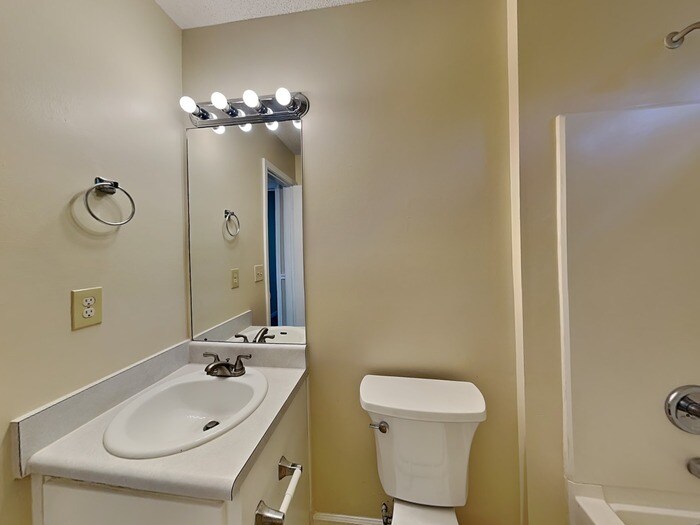 Building Photo - 114 Hampton Oaks Dr