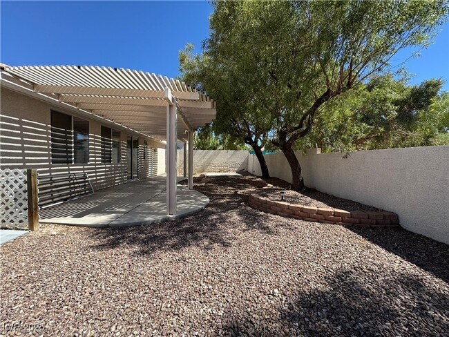 Building Photo - 1323 Dream Valley St