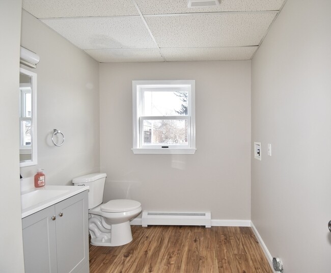 Building Photo - 72 Center St