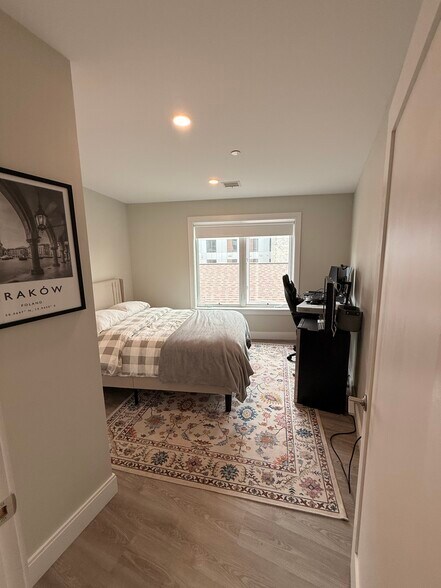 Building Photo - 206 Old Colony Ave