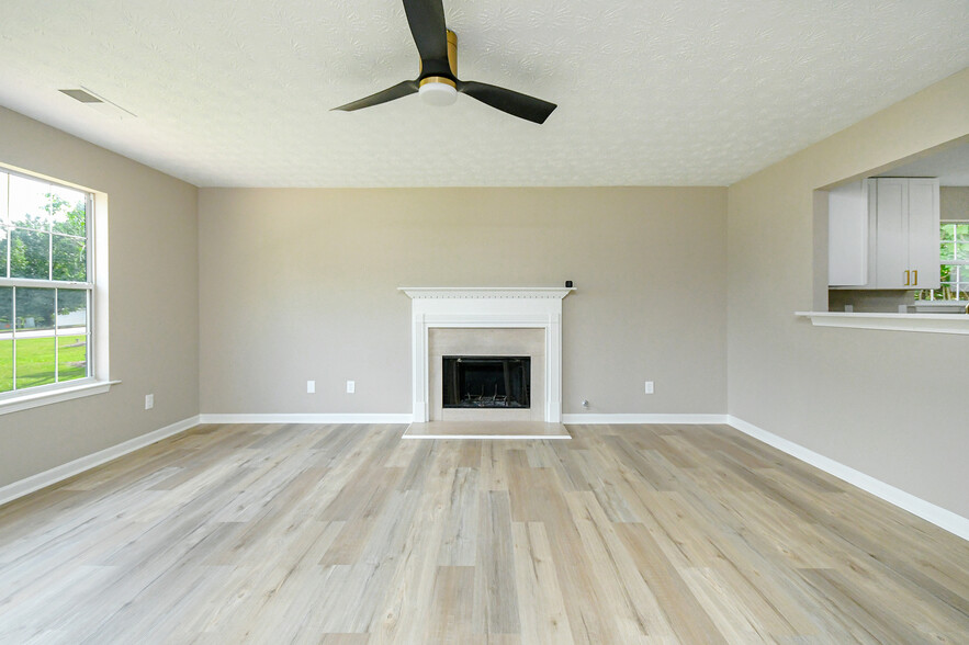 Building Photo - Room in House on Brown Dr