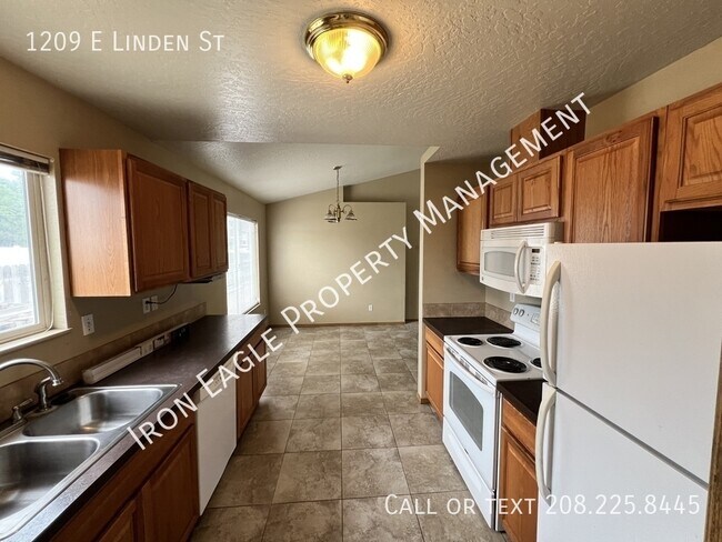 Building Photo - 1209 E Linden St