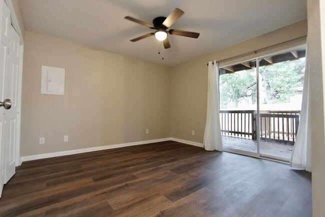 Building Photo - 200 White St