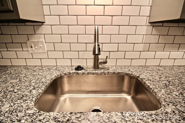 Building Photo - Devereaux