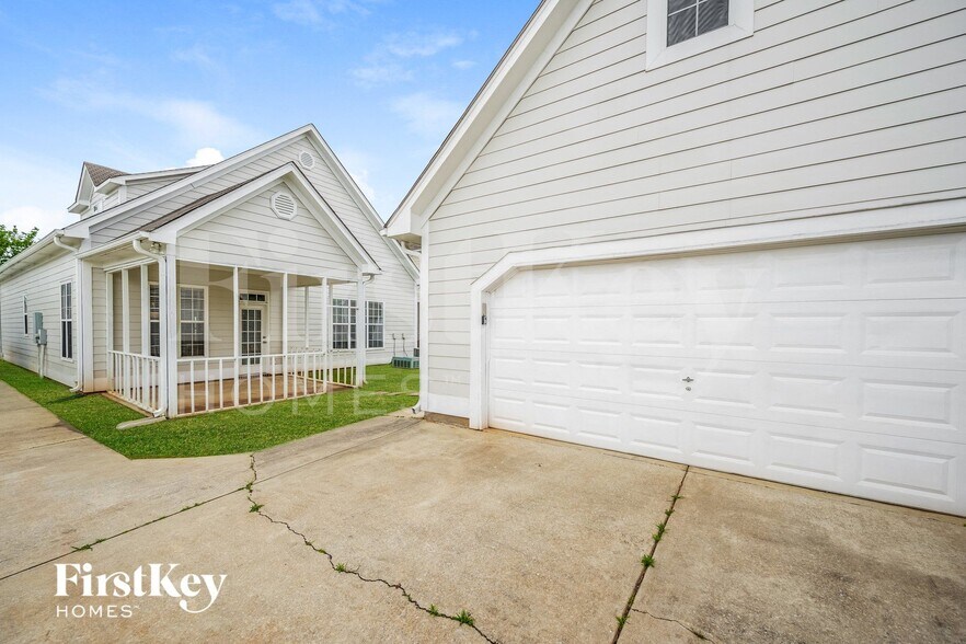 Building Photo - 4598 Clubview Dr