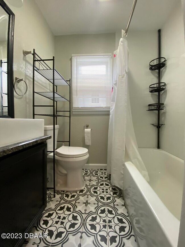 Building Photo - 215 N Oleander Ave