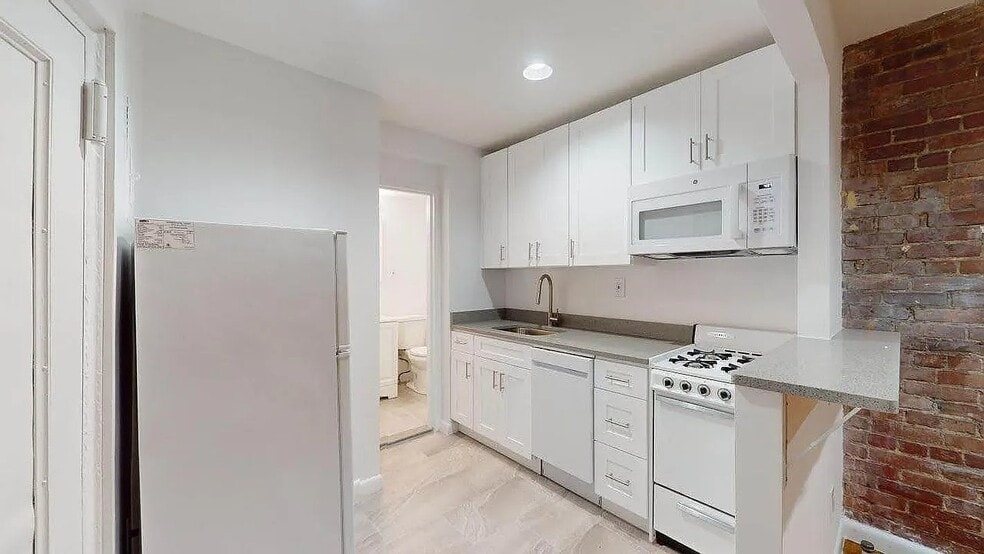 Building Photo - 224 E 81st St