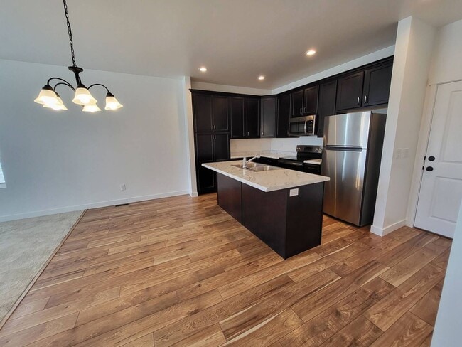 Building Photo - Pet Friendly Gorgeous Row End Townhome w 2...