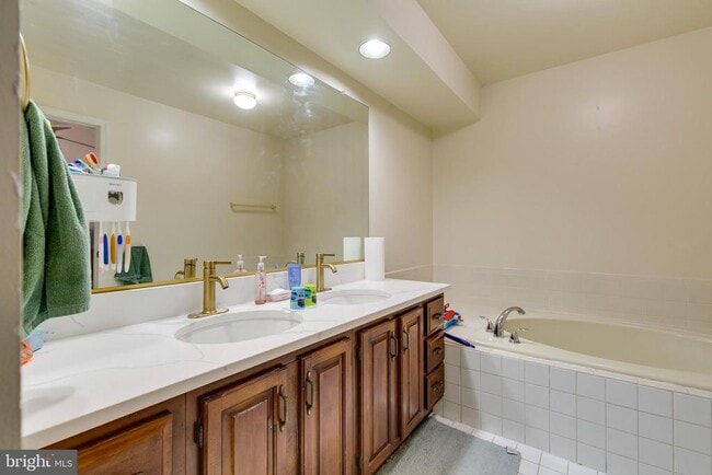 Building Photo - 3915 Clares Ct