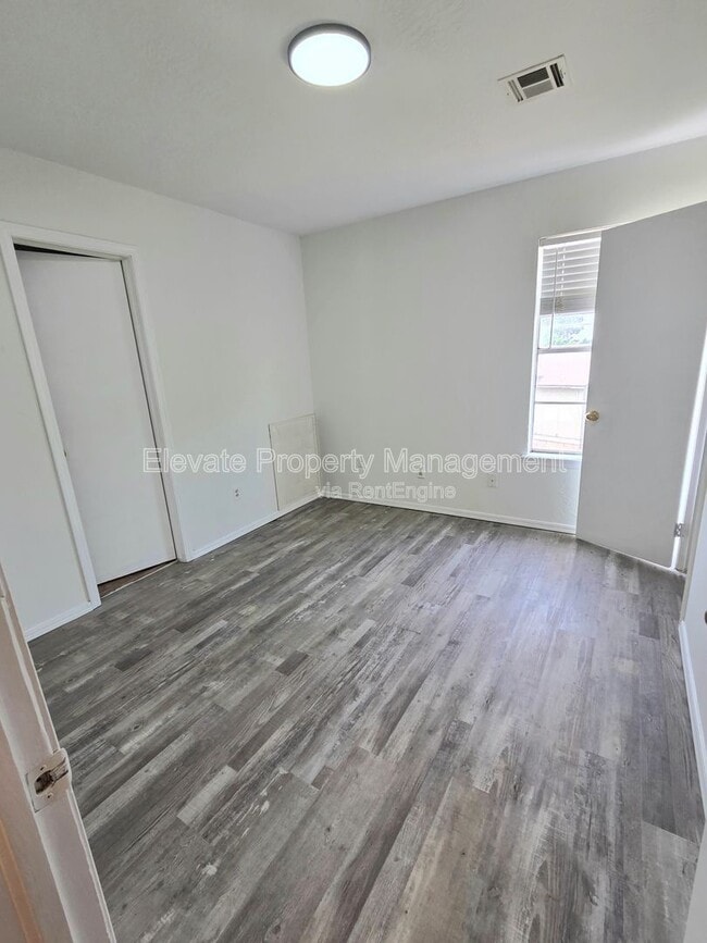 Building Photo - 524 Westwood Ct