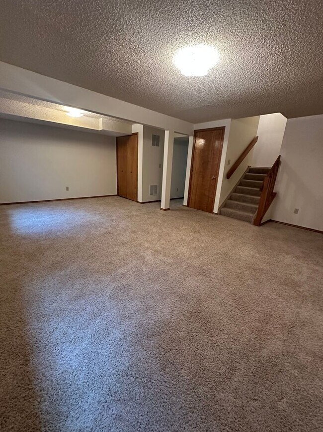 Building Photo - Spacious 4BD w/ A/C in Desirable Briargate...