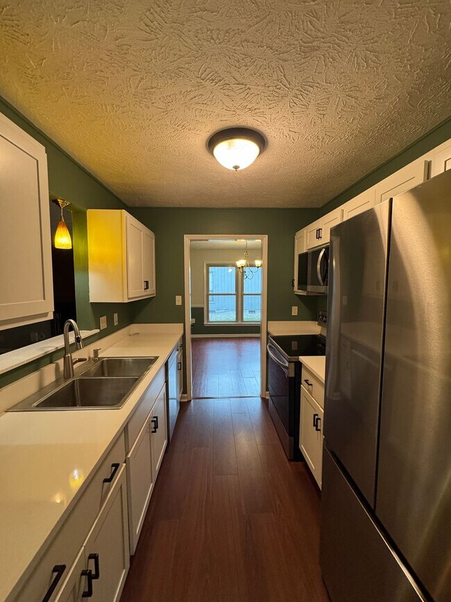 Building Photo - Charming 3 Bed, 2 Bath Fayetteville Home
