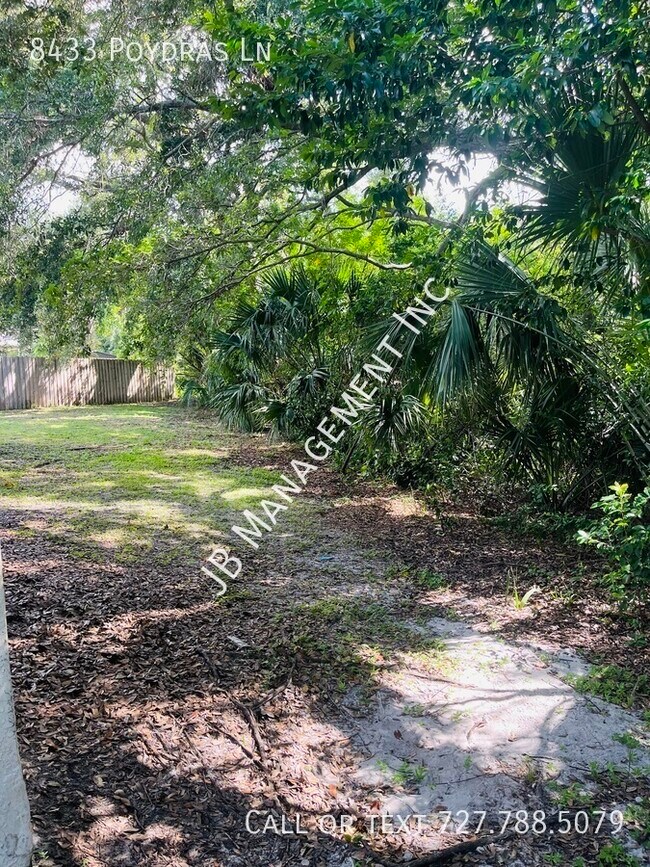 Building Photo - 8433 Poydras Ln
