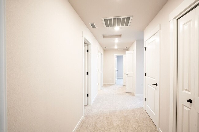 Building Photo - Stunning new construction!