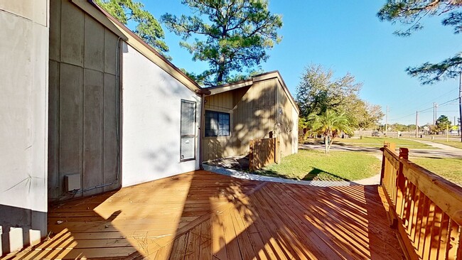 Building Photo - Great 3/2 patio home available now!