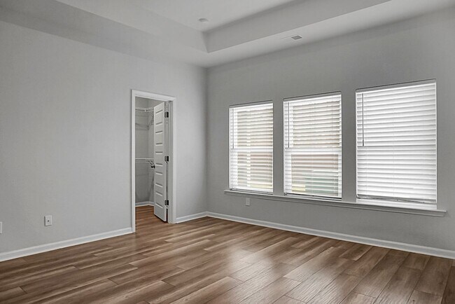 Building Photo - 5 Bedroom, 3.5 Bath, Beautiful Summerville Home, Master on Main