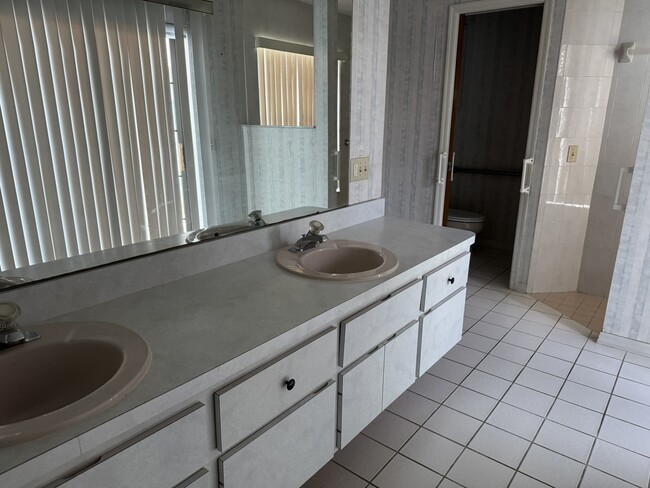 Building Photo - 1050 S Crystal Glen Dr